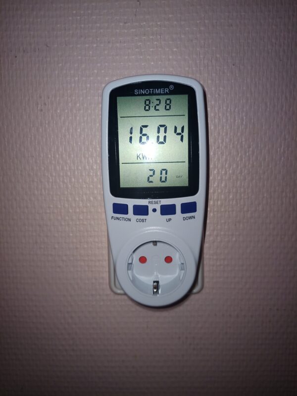220V kontaktligzdas enerģijas skaitītājs A W kWh € V Hz H:m