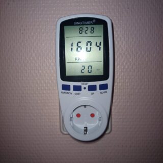 220V kontaktligzdas enerģijas skaitītājs A W kWh € V Hz H:m